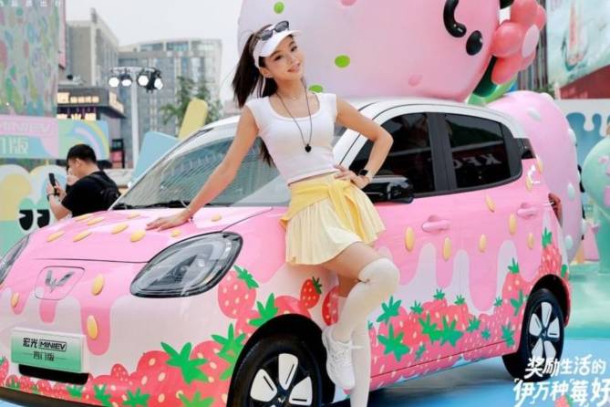 宏光MINIEV × 伊利牧場“菱”感“莓”好限店亮相春熙路