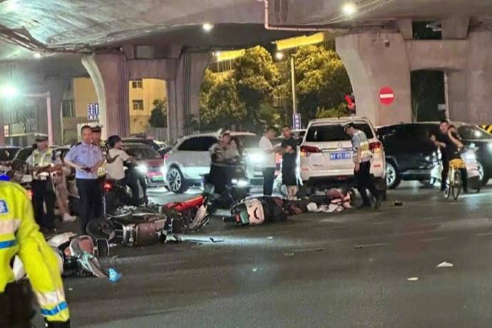 某車連環(huán)追尾，怎么做到被人羨慕又鄙視？