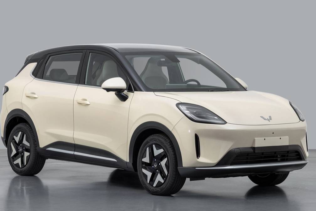 五菱全新代步小車，外觀很年輕時尚，車長4265mm，年內上市