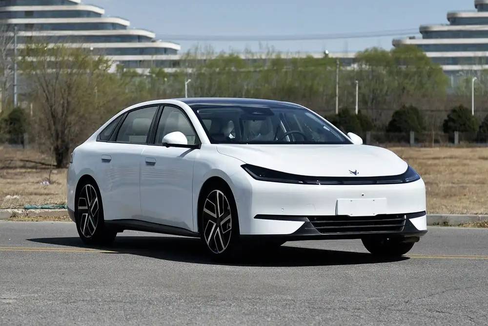 北汽極狐要推新車了，申報(bào)圖已曝光，定位純電中型轎車