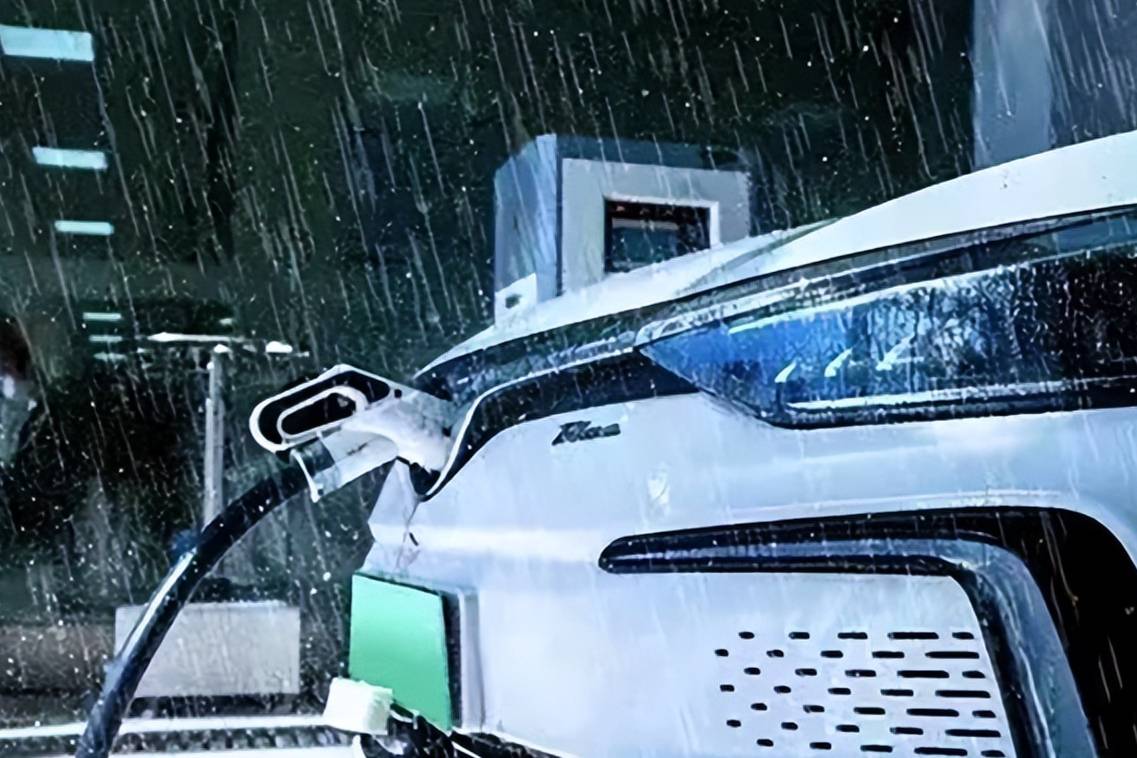 新能源汽車雨天充電不會觸電,防水標準可以抵御最大的雨天