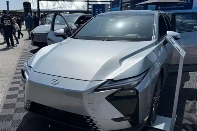 全新一代雷克薩斯ES實車圖 推油混和純電版 續(xù)航685km