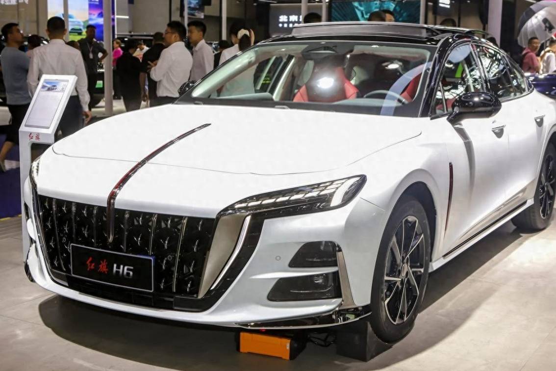 標配2.0T+8AT，零百加速還比大眾CC快，18萬買它值嗎