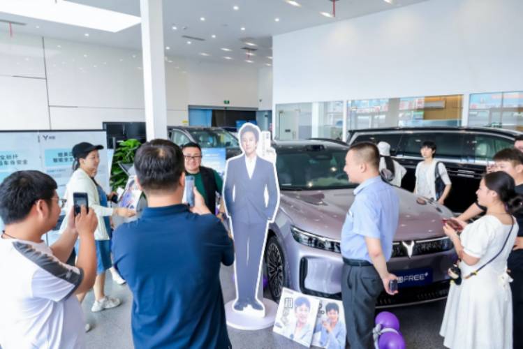 嵐圖FREE+再次迎來高光時刻，大量潛客到店，排隊只為試車！