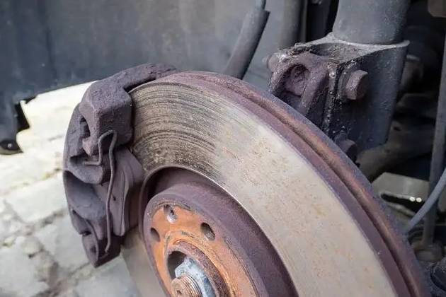 自動擋下坡踩剎車危險(xiǎn)?老司機(jī)教你正確下坡方法