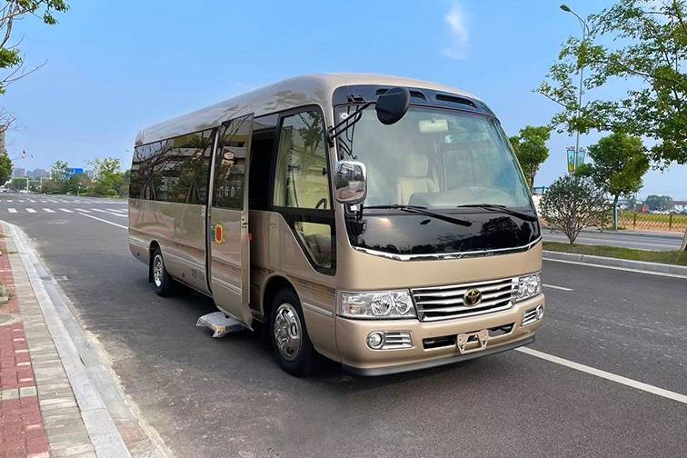 豐田考斯特12座豪華版：一款兼顧豪華與實用的高端商務車