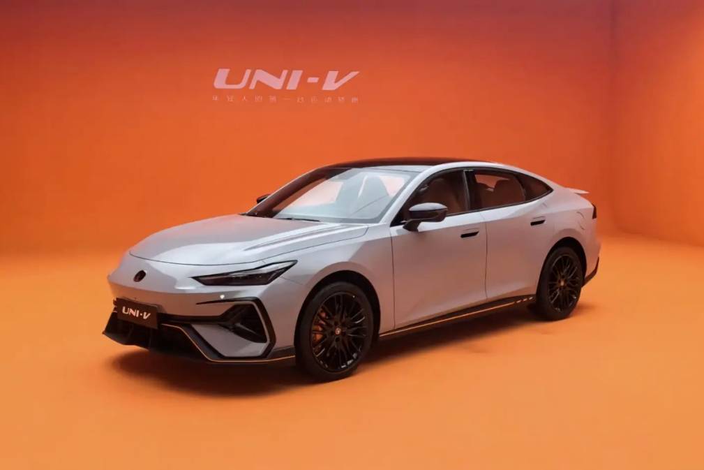 2.0T+雙邊四出排氣，新款長安UNI-V顏值能拿幾分？