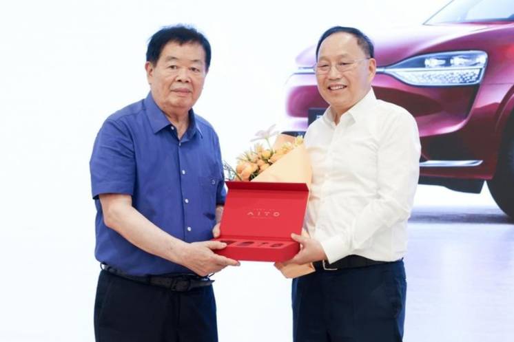 新汽車致敬新教育！問界M9福耀科技大學交車儀式圓滿舉行