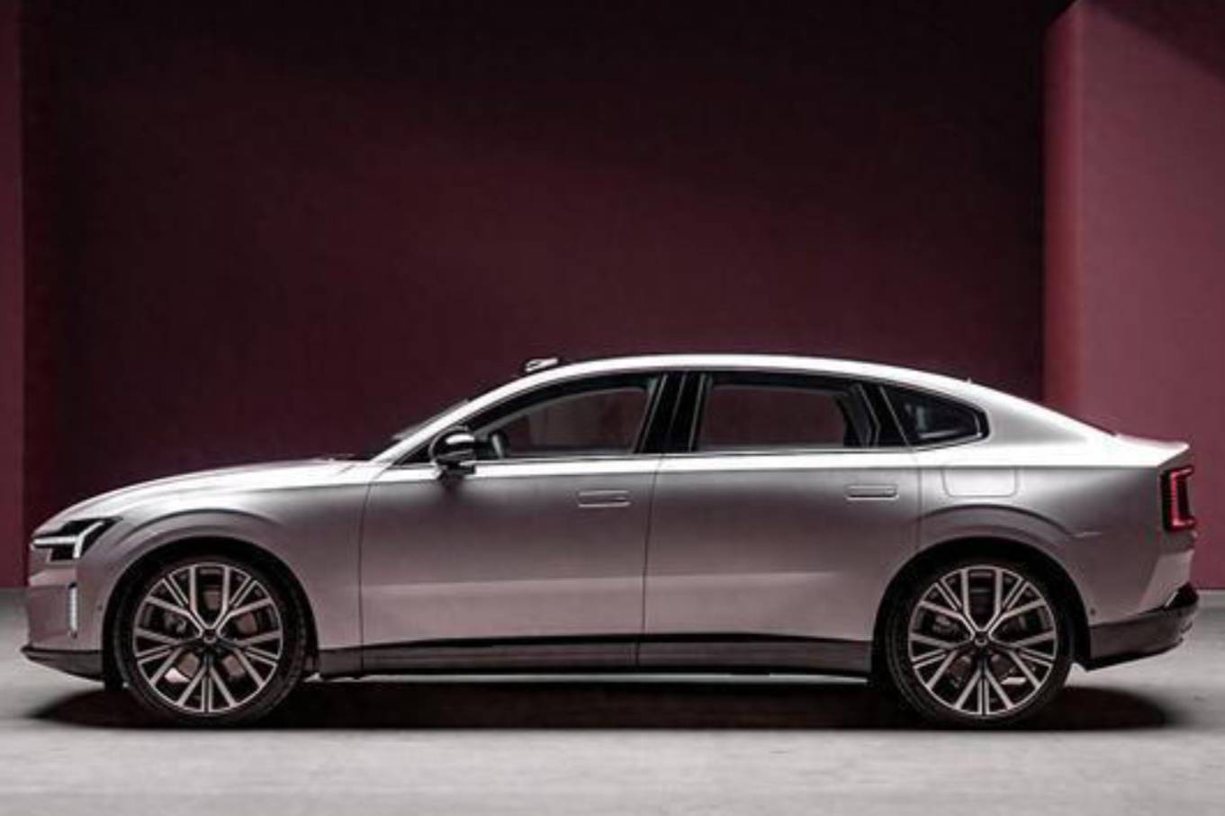 沃爾沃全新純電C級(jí)車來了！顏值不輸小米SU7，能成？