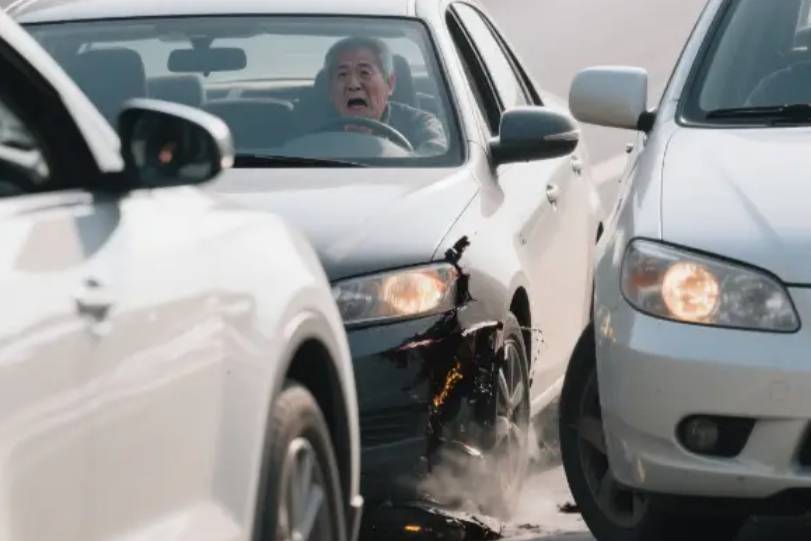 變道沒車還要打轉向燈嗎？老司機說教訓