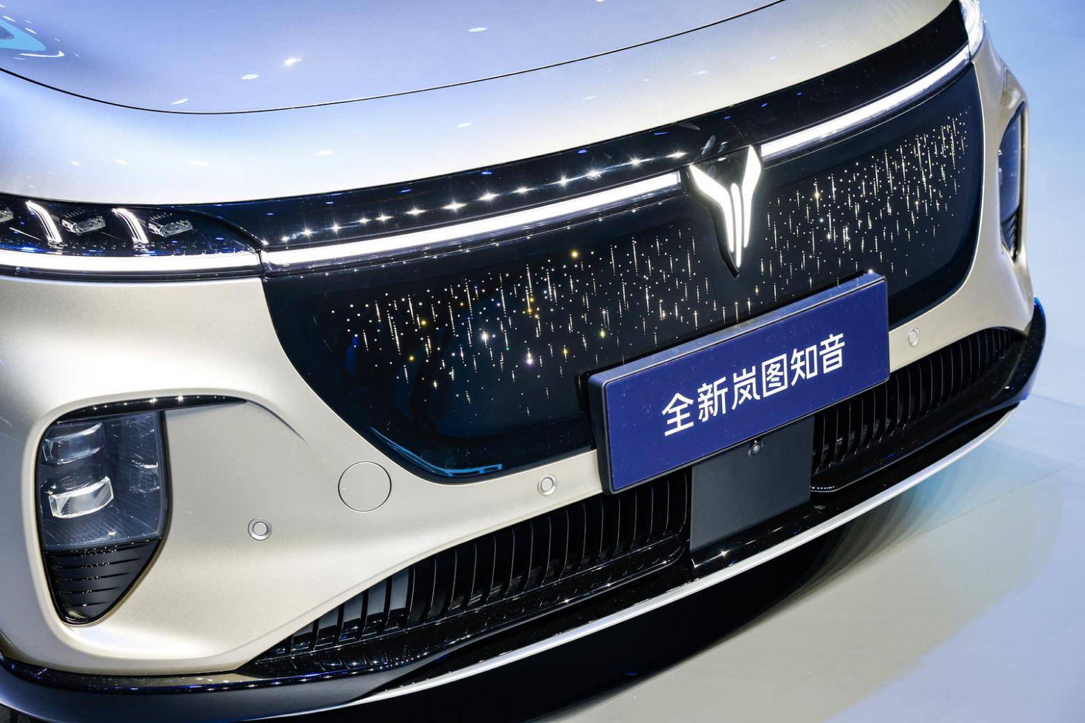 華為系首款家用純電SUV來了！全新嵐圖知音首發亮相