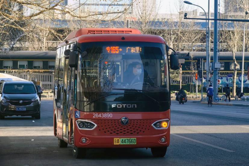 迷你公交車現(xiàn)身于各個城市街頭，為何公交車越來越小且越來越少？