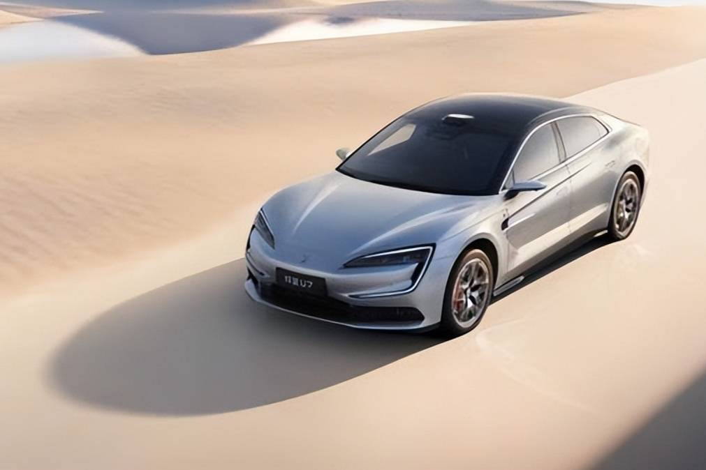 潘展樂成為比亞迪第1300萬輛新能源汽車仰望U7車主