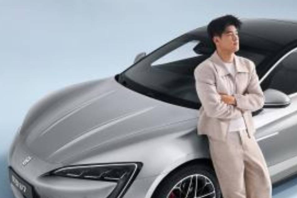 潘展樂成為比亞迪第1300萬輛新能源汽車仰望U7車主