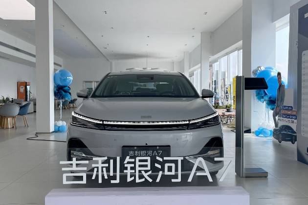 拼低價(jià)的時(shí)代結(jié)束，吉利比亞迪出牌，10萬(wàn)的車要普及AI了