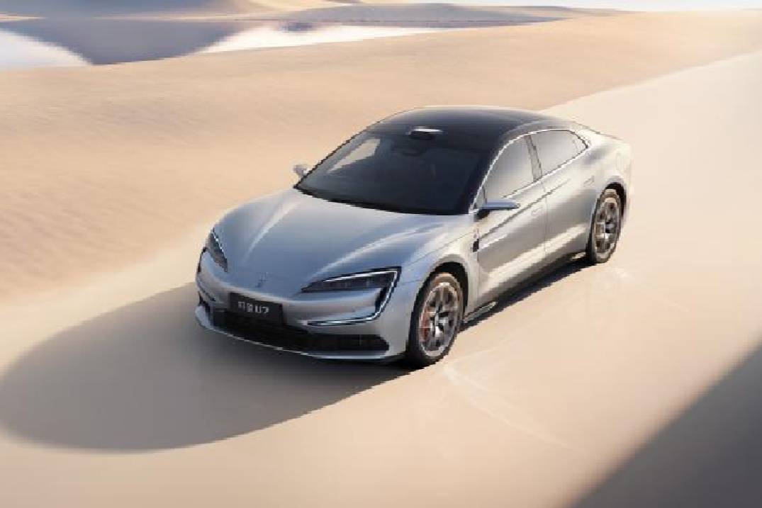 潘展樂成為比亞迪第1300萬輛新能源汽車仰望U7車主