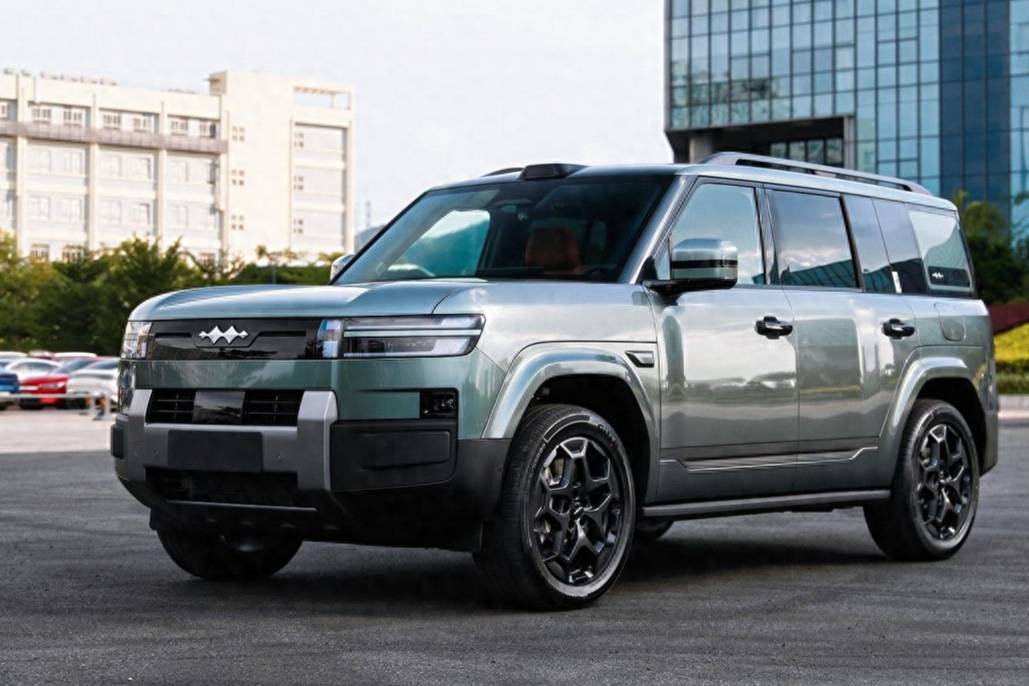 方程豹鈦7實車，外觀硬朗，車長4999mm，側開尾門+小書包