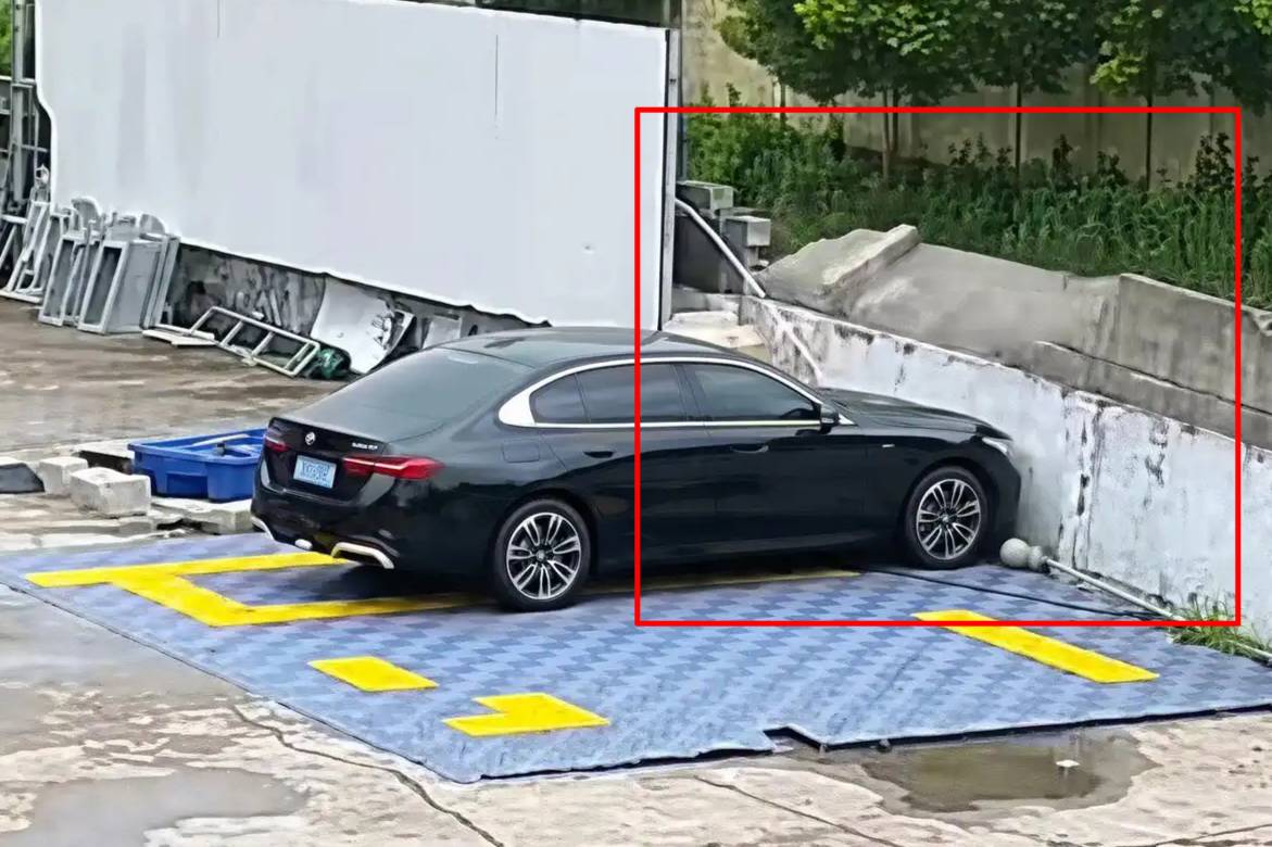 洗車學(xué)徒無證駕駛顧客寶馬汽車撞墻，是否涉嫌交通違法？