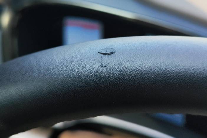 汽車方向盤爆皮情況頻頻出現,用真皮材料為何還不夠耐磨?