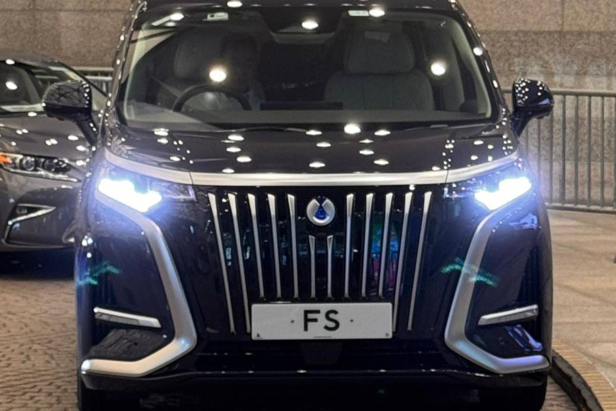 香港財政司司長專用車牌“FS”懸掛在騰勢D9上