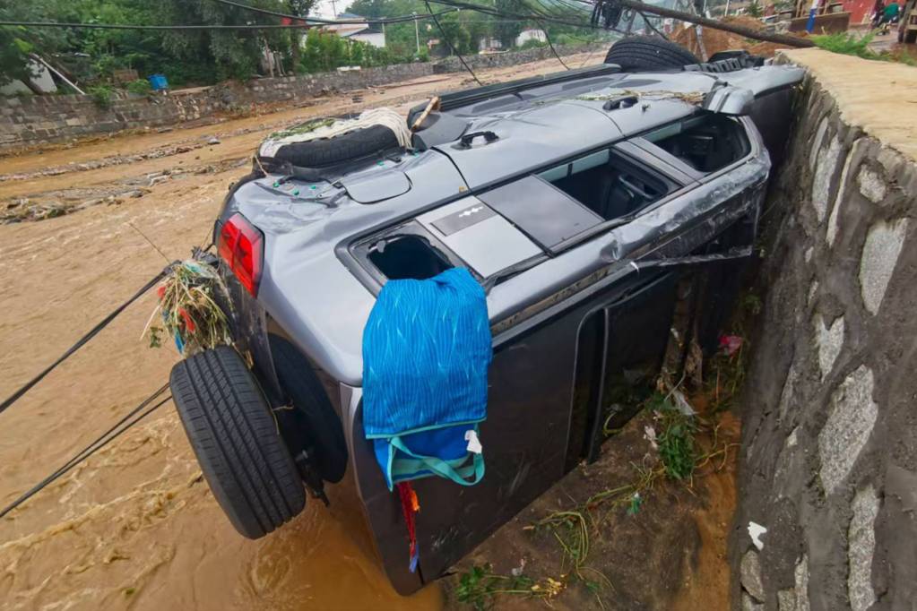 保定暴雨中的救援者：洪水沖走車輛后的生死脫險