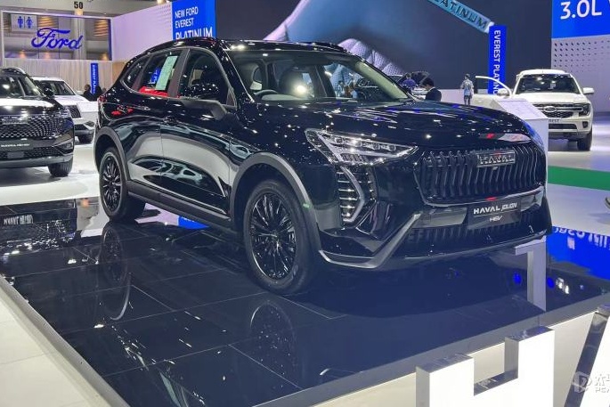 The HAVAL JOLION HEV, unveiled at the Bangkok International Auto Show, features a sleek design, 1.5T engine paired with an electric motor, and impressive fuel efficiency of 4.2L/100km. Its spacious interior boasts a 12.3-inch floating touchscreen, 7-inch digital cluster, and HUD system, offering advanced connectivity and entertainment functions.