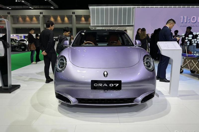 The ORA 07 made its debut at the 2024 Bangkok Motor Show in Thailand. The car has already officially gone on sale with two models available. The LONG RANGE version is priced at 1,299,000 Thai baht, and the PERFORMANCE version is priced at 1,499,000 Thai baht. Positioned as a pure electric mid-size sedan, The car offers two-wheel and four-wheel drive versions, both equipped with an 83.5 kilowatt-hours battery pack, with the longest pure electric range of 640km.In terms of appearance, the ORA 07's
