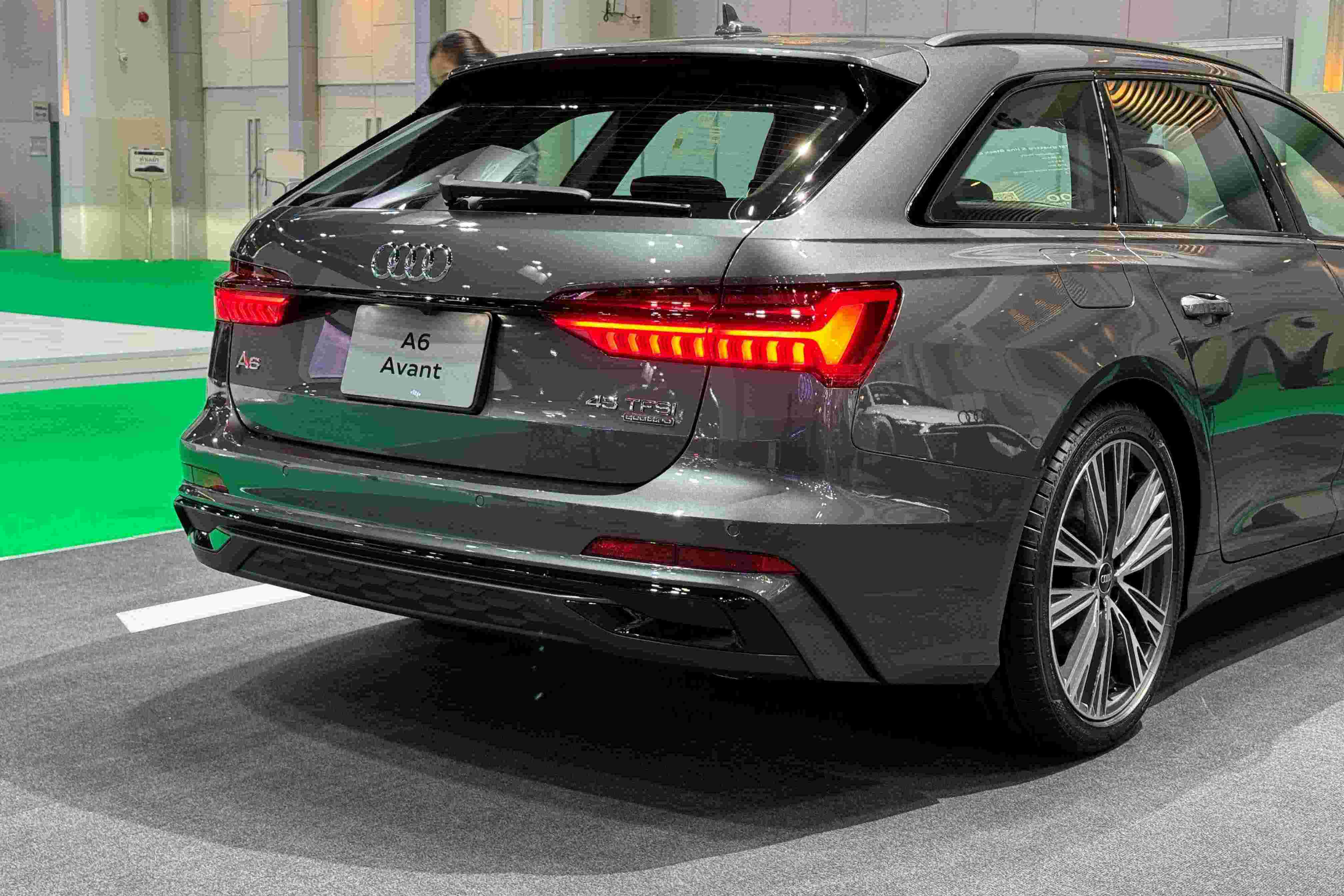 Audi A6 Avant ร่วมงาน ในงานมหกรรมรถยนต์กรุงเทพฯ ในราคา 4649000 บาท หันมาที่งานมหกรรมรถยนต์กรุงเทพฯนี้ ที่เอาดีจนชาวไทยทั่วประเทศยกให้เป็นงานยิ่งใหญ่ที่สุดแล้วก็ยอดทศวรรษ Audi ก็เอาดี ด้วยการนำรถยนต์หลากหลายรุ่นมาอวด ให้คนที่มาร่วมงานได้สัมผัสถึงประสบการณ์สุดใหญ่ โดยเฉพาะรถยนต์ Audi A6 Avant นั้น เอาดีกว่าครั้งก่อนอีก ด้วยการออก่องหน้าที่สวยงาม รองรับกับช่องว่างภายในที่กว้างขวาง รวมทั้งภายในที่ทันสมัย ถูกจัดทำขึ้นอย่างดีการันตีสินค้าที่คุณภาพ Audi A6 Avant 45 TFSI quattro S line ฉบับดำ นำเข้าจากป