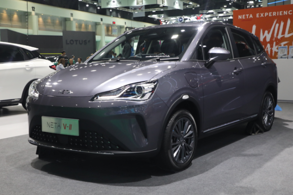 NETA, the Chinese electric car brand, is flourishing in Thailand, with 1,618 pre-orders at the 2024 Bangkok Motor Show. NETA Thailand's General Manager, Mr. Chu Gangzhi, revealed first-quarter performance: over 2,800 registrations, a 12.1% increase from last year, capturing a 13% market share. 