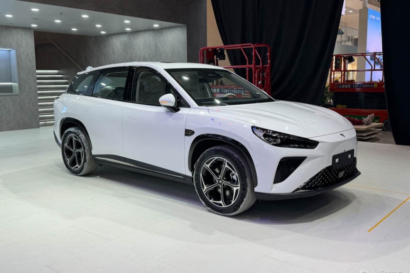 Neta L, showcased ahead of the 2024 Beijing Auto Show, features a sleek design with X-shaped headlights, a dual-tone body, and a tech-laden interior boasting dual 15.6-inch screens for enhanced entertainment. Prices range from ¥129,900 to ¥159,900.