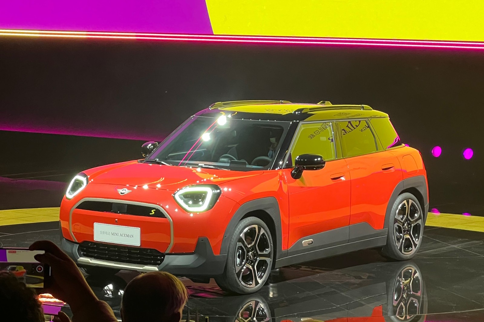 On April 24th, MINI unveiled its first 5-seater crossover, the all-new electric MINI Aceman. It features a distinctive design, digital technology infusion, a 54.2kWh battery, 160kW motor, 450km range, compact proportions, and retains MINI's iconic elements.