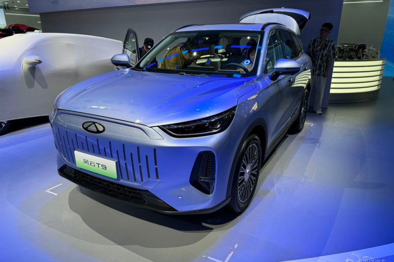 Ahead of the 2024 Beijing Auto Show, Chery's Fengyun T9 SUV, with a hybrid system, offers a range of over 1400km and starts at 15.99-19.99 million RMB. It features a sleek design, dual-tone body, and futuristic interior.