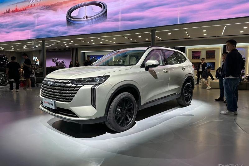 Ahead of the 2024 Beijing Auto Show, our team captured images of the redesigned Haval H6. Its exterior features upgraded elements while retaining classic Haval traits. The interior showcases modern minimalism with a 10.25-inch LCD instrument panel and a 14.6-inch touchscreen.