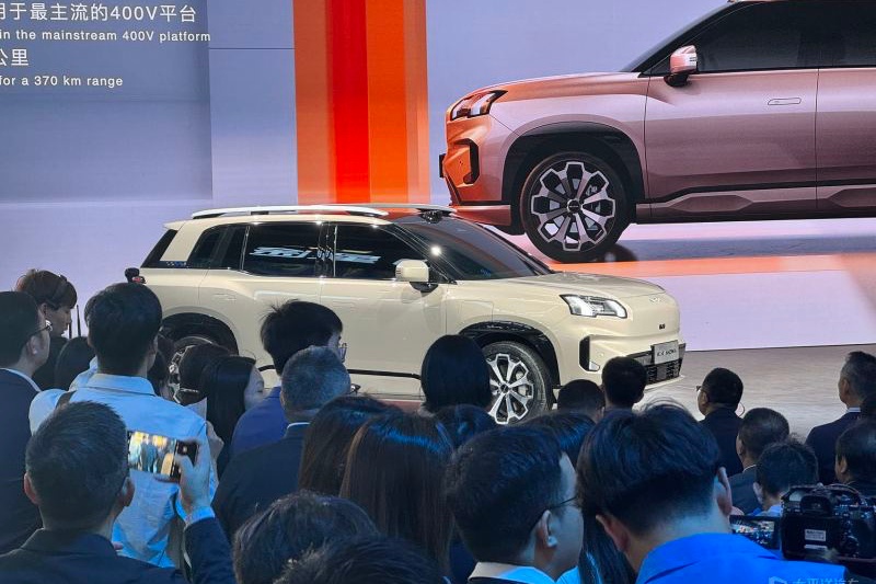 At the 2024 Beijing Auto Show, GAC AION's second-generation AION V debuts, featuring upgraded intelligent systems, ADIGO 5.0, Orin-X chip-based advanced driver assistance, and ADiGO SENSE AI. Its range reaches 750km, with a 370km charge in 15 mins.