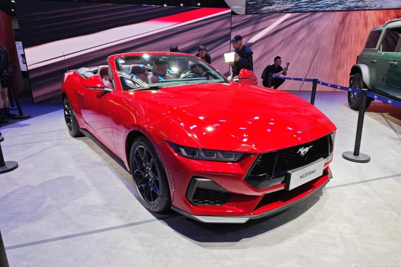 The new Ford Mustang convertible debuts at the 2024 Beijing Auto Show, retaining classic styling with a muscular look. It features a retractable insulated fabric roof and an upgraded GT performance appearance package for the Chinese market.