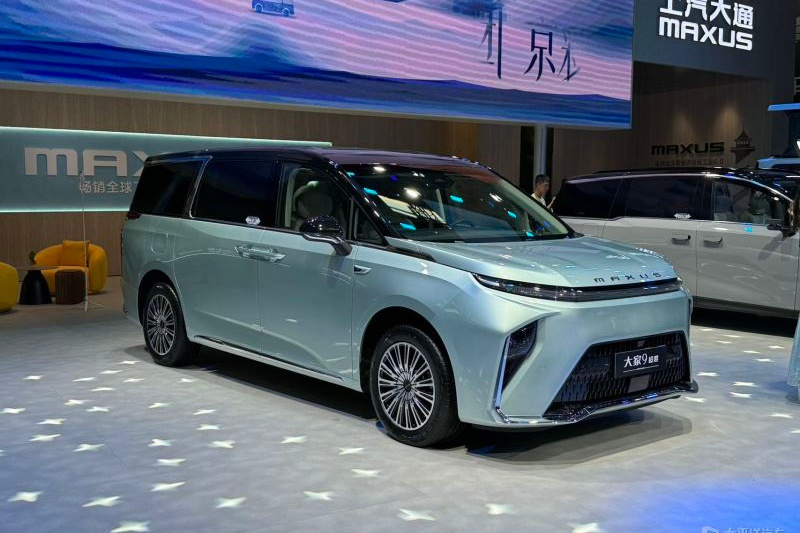 At the 2024 Beijing Auto Show, the team of Pacific Auto captured the actual car image of the SAIC MAXUS MIFA 9 ultra hybrid version. In terms of styling, the new car continues the MAXUS MIFA 9 model and is equipped with a 1.5T hybrid system in power, with a maximum engine power of 176 kilowatts.On the exterior, the overall design of the new car continues the MIFA 99 model in sale. The front face adopted the enclosed grille typical of new energy vehicles, and the light strip through design is als