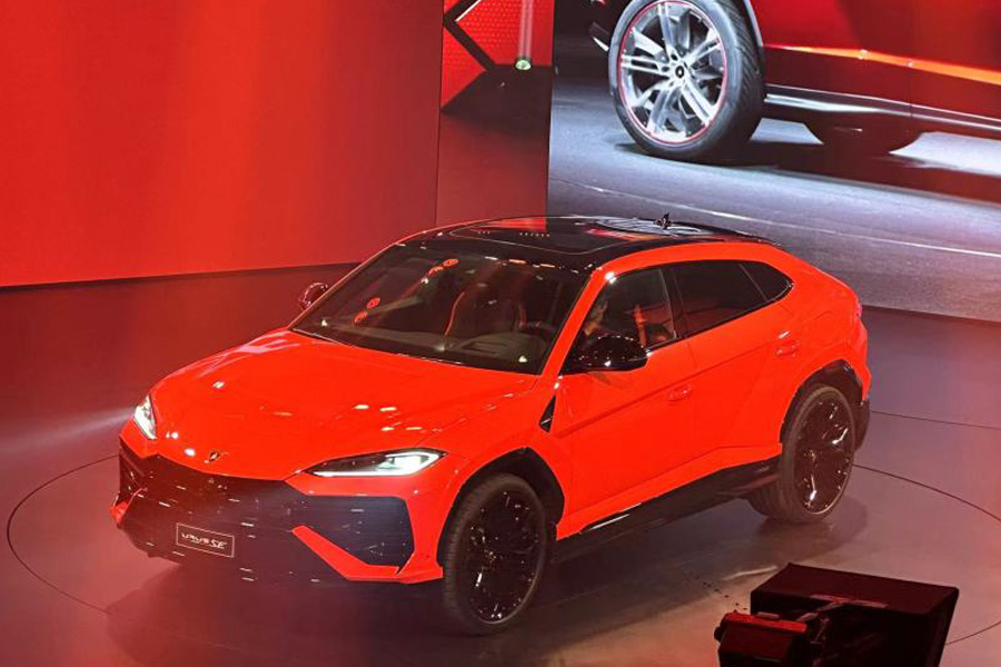 ที่งานแสดงรถปี 2024 ที่ปักกิ่ง Lamborghini Urus รุ่น PHEV ใหม่ๆ เปิดตัวอย่างเป็นทางการแล้ว รถคันใหม่ถูกตั้งชื่อว่า Urus SE. ตามข้อมูลที่ได้รับรู้ก่อนหน้านี้ Lamborghini จะเปิดตัวรถแบบ PHEV อีกรุ่นหนึ่งในปีนี้ เพื่อมาแทน Huracán. รถแบบไฟฟ้าแบบบริสุทธิ์ (BEV) รุ่นแรกของ Lamborghini (ถูกตั้งชื่อว่า Lanzador) มีแผนการจะถูกเปิดตัวในปี 2028 และต่อมาจะเปิดตัวรุ่นแบบ Urus รุ่นที่สองในปี 2029.ด้านภายนอก รถคันใหม่ยังคงความอ่อนดีของรุ่นน้ำมันทั้งหมด แต่มีการปรับปรุงส่วนหน้าที่ใหญ่ เน้นแนวทางด้านอากาศวิศวะ 