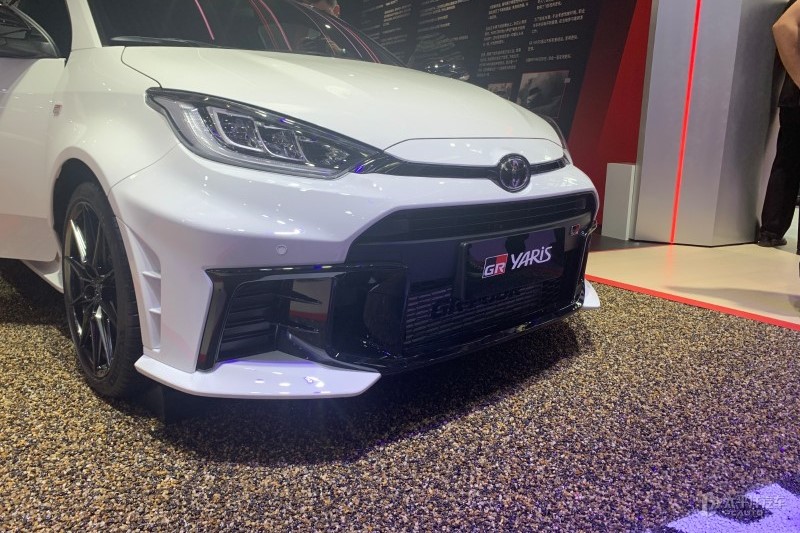 At the 2024 Beijing Auto Show, Toyota introduced the evolved version of GR YARiS, which is equipped with an expanded modification kit, giving it a more aggressive appearance.In terms of appearance, these components include a carbon fiber engine hood and a rear spoiler.