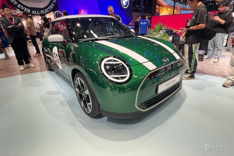 On April 25, the 2024 Beijing Auto Show officially opened. The MINI brand debuted the MINI COOPER SE for the first time. This car is produced by Spotlight Automotive Ltd., a joint venture of GWM and BMW. It is powered by pure electricity and has a maximum WLTP working condition cruising range of 402km.The MINI COOPER SE adheres to the design style that the MINI brand has always adhered to. The size has once again increased to a certain extent, and the model recognition is still very high. The he