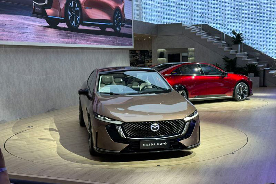 ที่งาน Beijing Auto Show 2024, Changan Mazda EZ-6 ได้เปิดตัวอย่างเป็นทางการเป็นครั้งแรก รถยนต์รุ่นใหม่นี้ถูกกำหนดค่าเป็น D-segment เป็นรถยนต์ไฟฟ้าที่ Mazda และ Changan พัฒนาร่วมกัน ข้อมูลที่เรียนรู้คือรถยนต์นี้จะเริ่มขายในช่วงครึ่งปีหลังด้านภายนอก Mazda EZ-6 ได้รับการส่งต่อสไตล์การออกแบบของครอบครัว Mazda จุดเด่นสำคัญที่สุดของหน้าต่างคือปีก Mazda แบบคลาสสิคที่มีการออกแบบที่สามารถให้แสง เราใช้ไฟฟ้าได้รับการกระชับสร็อยตามปรากฏการณ์และยังคงความคิดที่ค่อมประสาทด้านข้างของร่างกาย, รถยนต์นี้มีมือจับประ