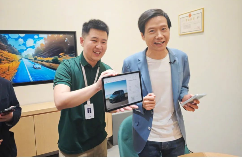Li Xiang thanked Lei Jun for endorsing Li Auto's L6 product with over 700,000 likes on social media. Xiaomi's debut at the Beijing Auto Show attracted crowds, with Lei Jun, the soul of Xiaomi's car venture, becoming a focal point. He reported SU7's latest orders and deliveries and disclosed Xiaomi's 2024 sales target. Later, he visited various booths including Li Auto's, experiencing their products alongside industry figures like Wang Chuanfu of BYD and Jack Wey of GWM.