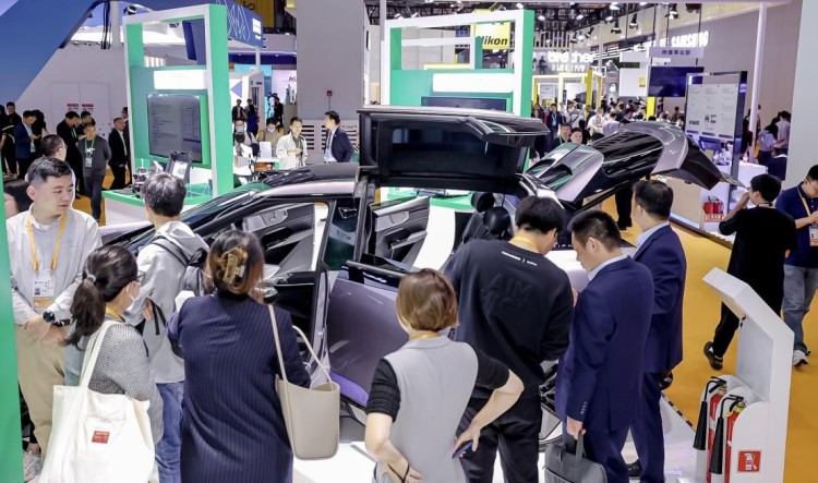 华人运通高合汽车在进博会上再次闪耀，创新科技引领未来