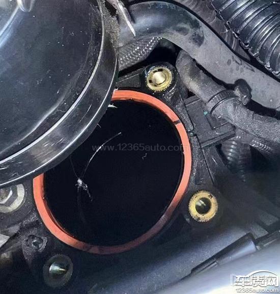 长安福特福克斯发动机进气歧管漏油