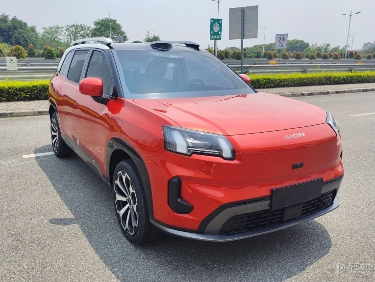 Recently, the Ministry of Industry and Information Technology of China released the information of the second generation AION V of GAC Aion, which had already made its debut at the 2024 Beijing Auto Show. The new car is positioned as a new tough smart driving SUV, adopting the new "ecological function" design language, and has been upgraded in terms of intelligence, three-electric system, etc., equipped with ADIGO 5.0 human-computer interaction system, advanced intelligent driving assistance sys