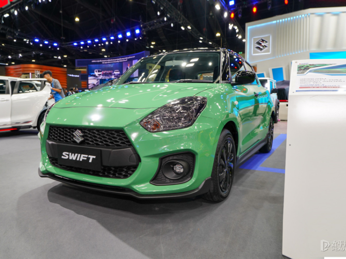 ในช่วงสิบปีที่ผ่านมา Suzuki Swift ได้รับการยอมรับในประเทศไทยด้วยสไตล์การขับขี่ที่ไม่ธรรมดา และราคาไม่แพงที่เนื่องจากการประกอบในไทย ได้รับความชอบของลูกค้าต่าง ๆ ทำให้ยอดขายสูงมากตามเว็บไซต์ไทยของ Suzuki &nbsp;Suzuki Swift มีสามรุ่นที่ขายในประเทศไทย ด้วยราคาดังนี้GLTHB 567,000GL NextTHB 582,000GLXTHB 637,000ในด้านการตกแต่งภายนอก โดยพื้นฐานแล้ว ตัวแบบทั้งรถของ Suzuki Swift ยังคงเช่นเดียวกับตัวแบบเดิมของรุ่นก่อน ความแตกต่างระหว่างทั้งสองรุ่นอยู่ที่บริเวณด้านหน้าของรถ เฉพาะบริเวณกริดและไฟหน้า กริดของ