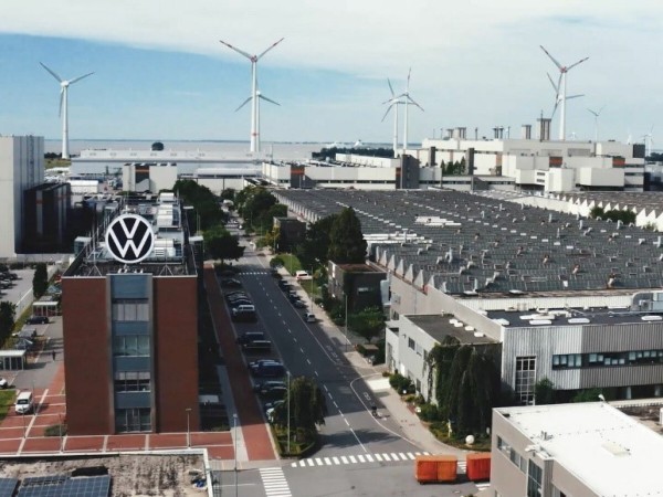 ช่วงนี้มีข่าวว่า Volkswagen จะปรับเปลี่ยนกลยุทธ์การผลิตรถยนต์ไฟฟ้า เนื่องจากความต้องการรถยนต์ไฟฟ้าบริสุทธิ์ลดลง โดยคาดว่าบริษัทอาจจะผลิตและจำหน่ายรถยนต์ PHEV (Plug-in Hybrid Electric Vehicle) มากขึ้น หลังจากข่าวนี้ออกมา ความสนใจและการอภิปรายเกี่ยวกับกลยุทธ์รถยนต์ไฟฟ้าของ Volkswagen ยังคงสูงอยู่ Volkswagen เป็นแบรนด์รถยนต์เก่าแก่จากเยอรมนี ซึ่งการจัดการในการพัฒนารถยนต์ไฟฟ้าของพวกเขายังคงได้รับความสนใจอย่างสูง 