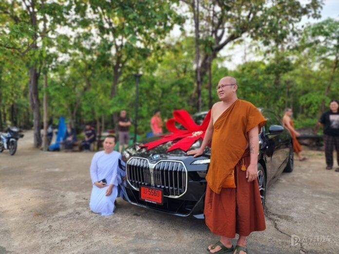 พระภิกษุไทยรับ BMW 750e ราคา 6,898,000 บาท เกิดปัญหาว่า การปฏิบัติธรรมและสิ่งวัสดุมีความขัดแย้งหรือ?