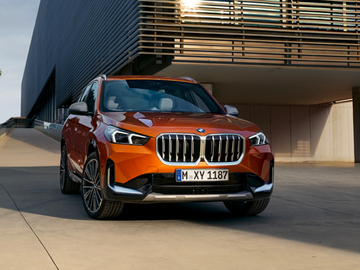 The 2023 BMW X1 sDrive20i xLine was officially launched in Malaysia last October, priced at RM 259,800.Exterior DesignThe new BMW X1 sDrive20i xLine adopts a modern exterior design. The front end is equipped with a signature large-sized twin-kidney grille, which is decorated with a pearlescent chrome frame and bumper-high black louvers. The rectangular wheel arches on both sides are paired with 19-inch V-spoke style two-tone light alloy wheels and a matte alloy chassis skid plate, creating the c