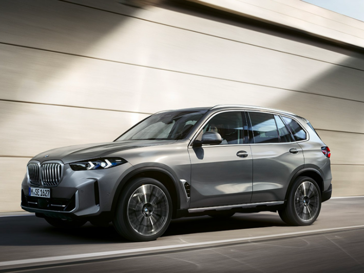 In Malaysia, the 2024 BMW X5 xDrive50e M Sport is priced at RM 528,100, which includes BMW Service & Repair Inclusive, 5 years of extended warranty and service. The redesign not only brings a brand new exterior design but also introduces a more powerful power system.Exterior DesignThe 2024 BMW X5 xDrive50e M Sport adopts the latest design language, which makes it look more sporty. As standard, the M Sport package adds more dynamic wheels and bumpers to the vehicle, as well as the M Sport badge o