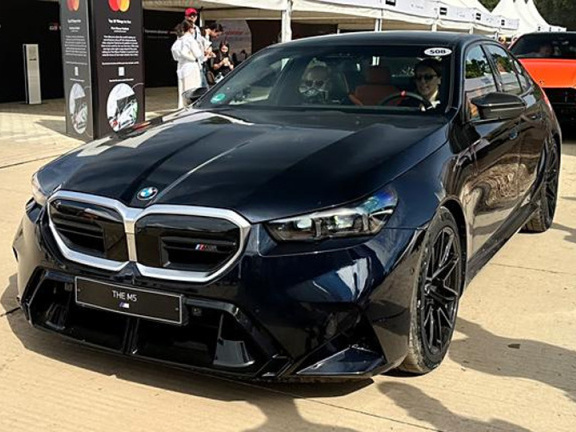 The all-new generation BMW M5 made its debut at the 2024Goodwood Festival of Speed. The biggest highlight of the new car is a hybrid system composed of a 4.4T V8 engine and an electric motor, its combined output is 535 kW and its combined torque is 1000N·m.In terms of design, the new BMW M5 uses the latest family design style. The glowing light strip is equipped on the edge of the double kidney grille, and the striking M logo is set on the right side of the grille. The latest style of BMW family
